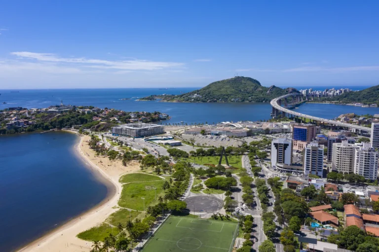 Vista aérea da Enseada do Suá em Vitória - ES, com Terceira Ponte e Shopping Vitória