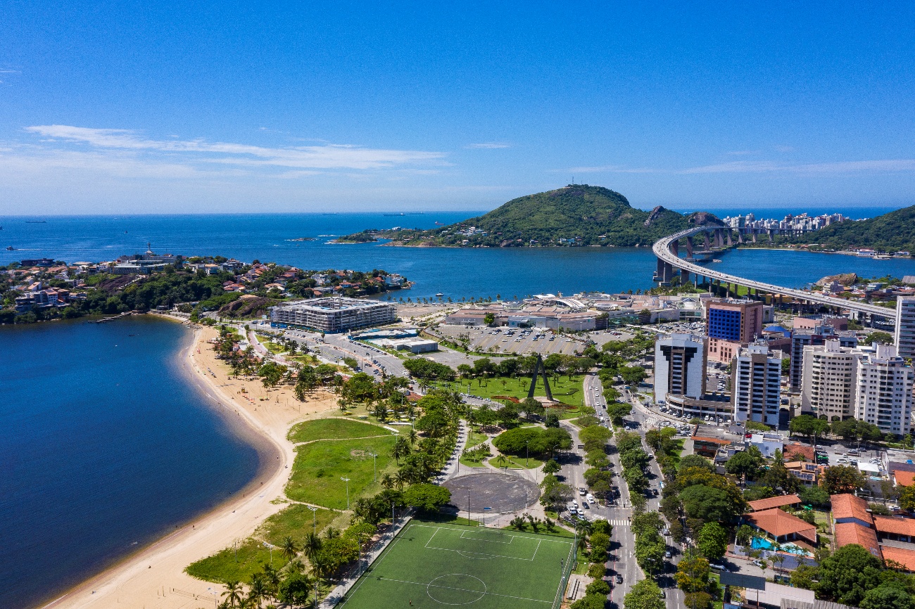 Vista aérea da Curva da Jurema, Shopping Vitória e Terceira Ponte na Enseada do Suá, Vitória - ES