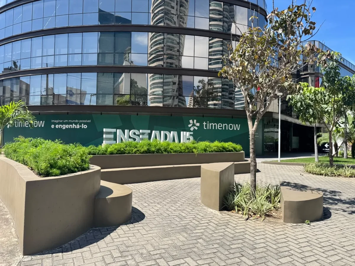 Fachada do Enseada 115 com praça de acesso e paisagismo, na Enseada do Suá, Vitória - ES