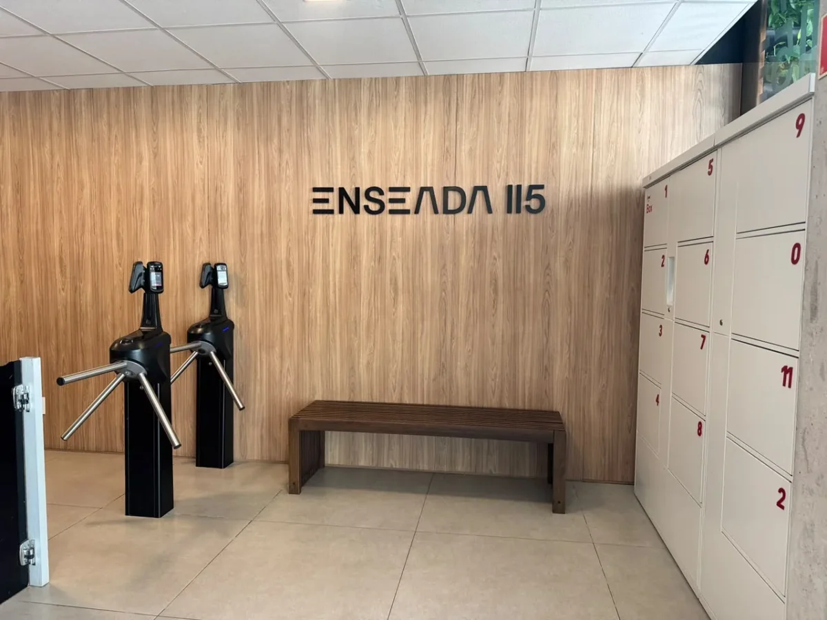 Recepção do Enseada 115 com catracas de acesso e armários