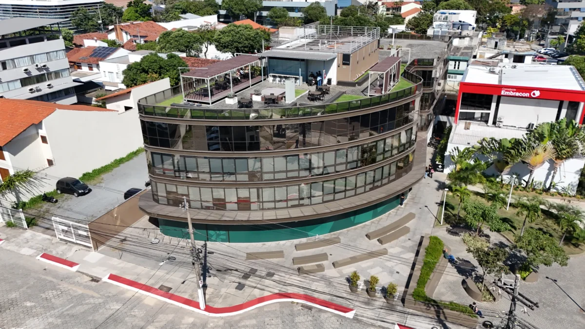 Vista aérea do Enseada 115, prédio corporativo de fachada curva na Enseada do Suá